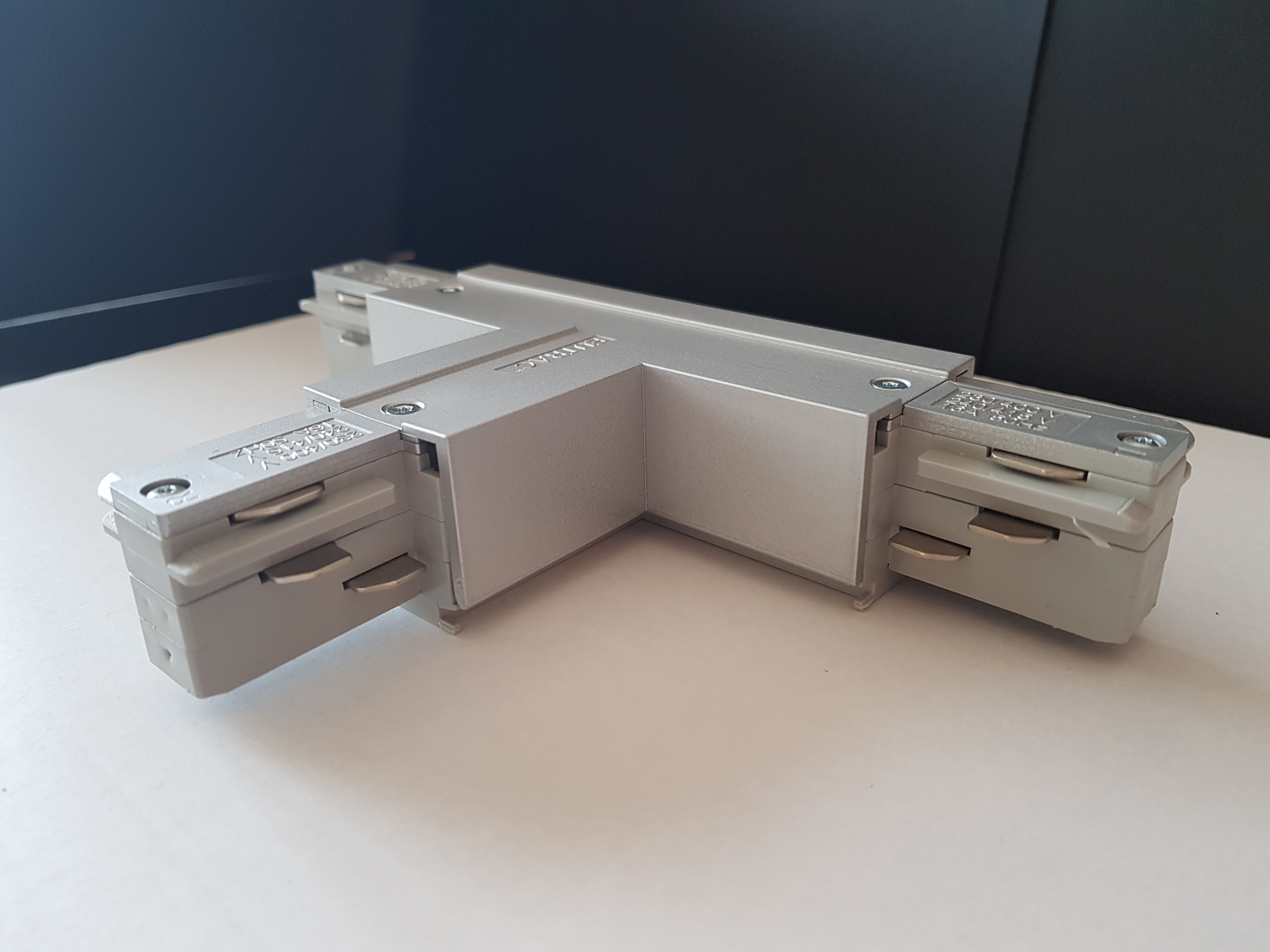 Eutrac T-Verbinder für 3-Phasen Aufbau, silbergrau, Erde rechts