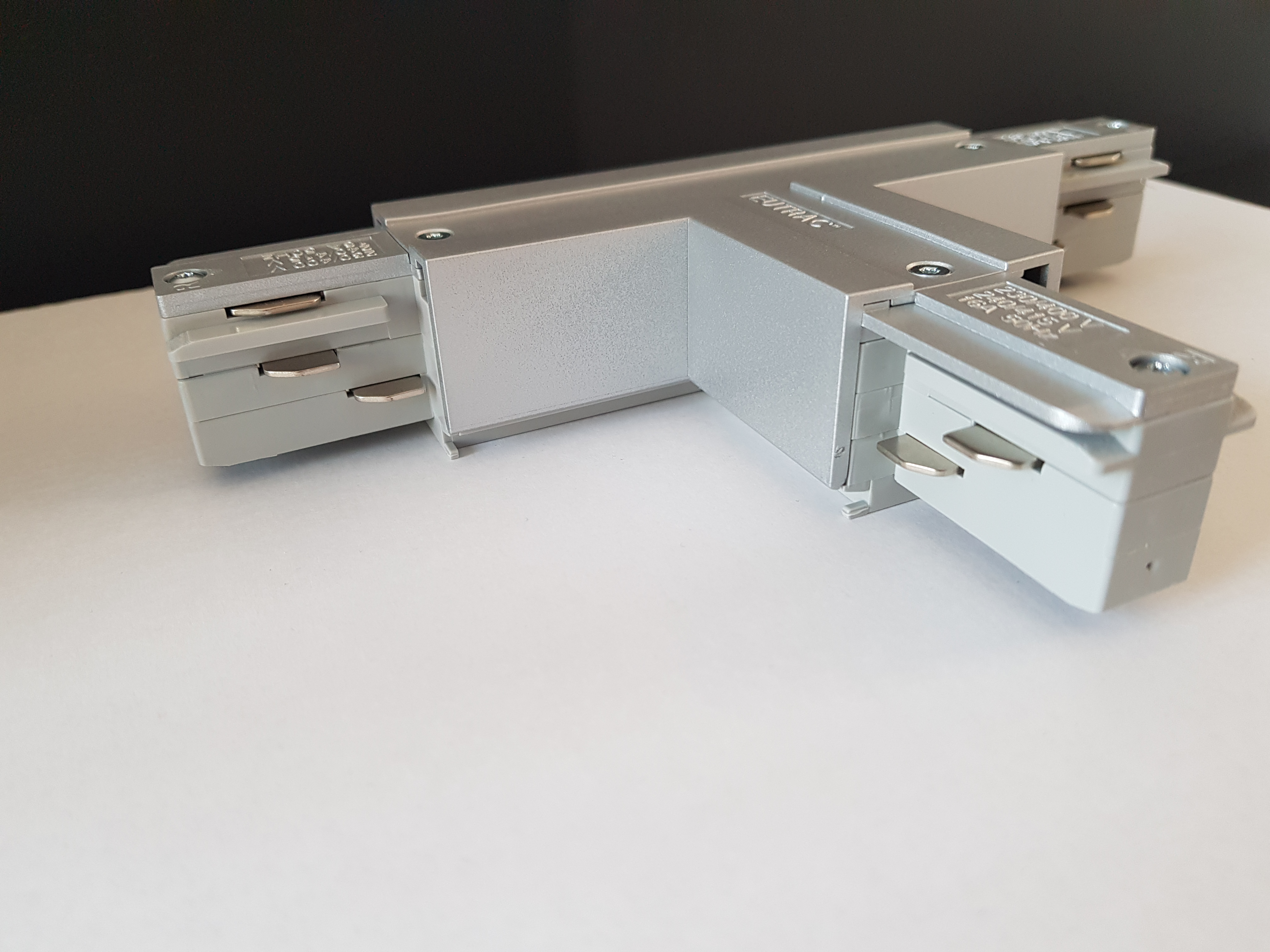 Eutrac T-Verbinder für 3-Phasen Aufbau, silbergrau, Erde rechts