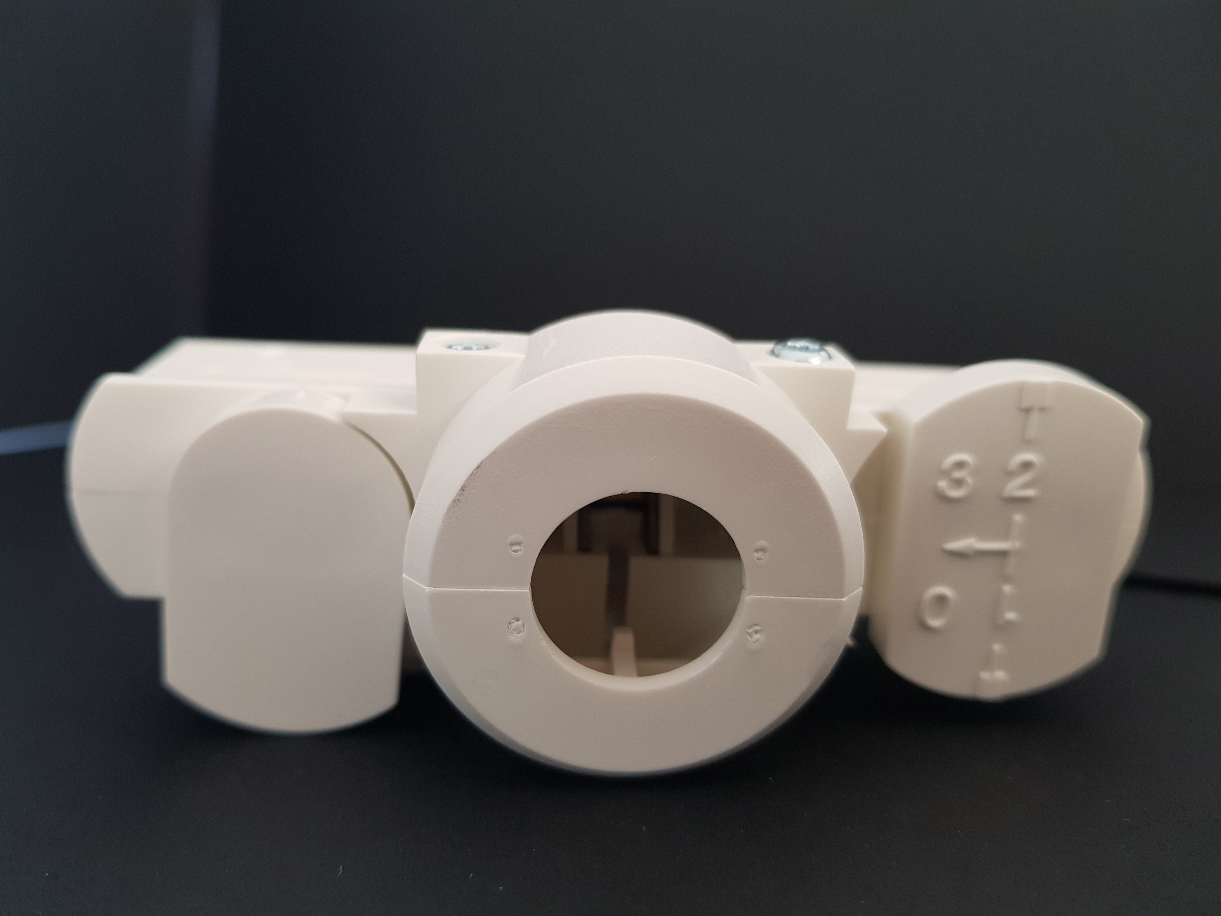 Eutrac Pendelleuchtenadapter für 3-Phasen weiß, verkehrsweiß